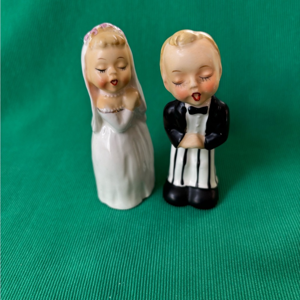 1950's Napco  Kissing Bride & Groom Salt & Pepper Set S689 Vintage
4” tall